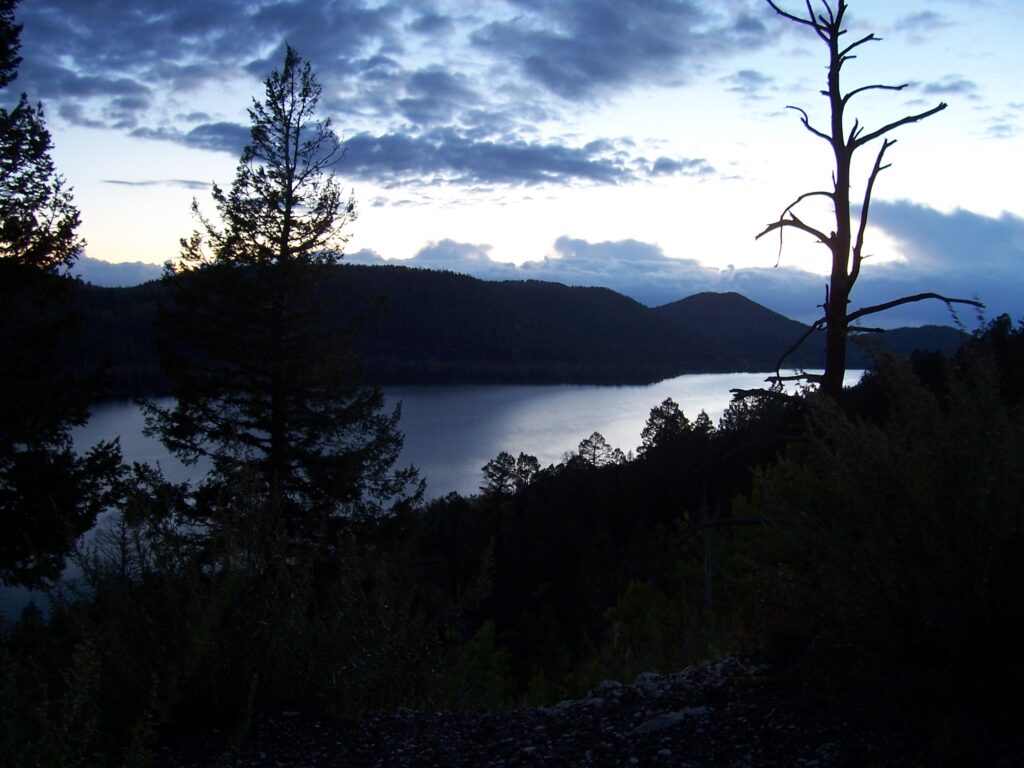 photo-tree-silhouettes-lake-hills-evening-sky