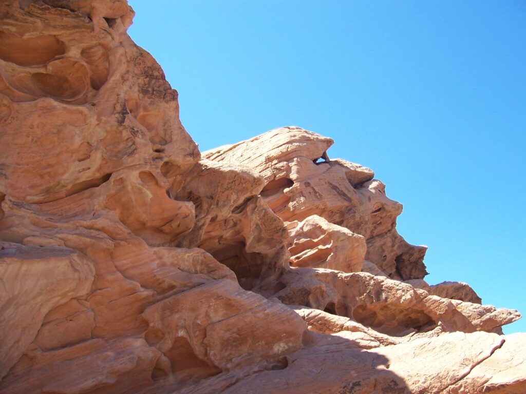photo-AZ-wind-cut-face-from-red-rock